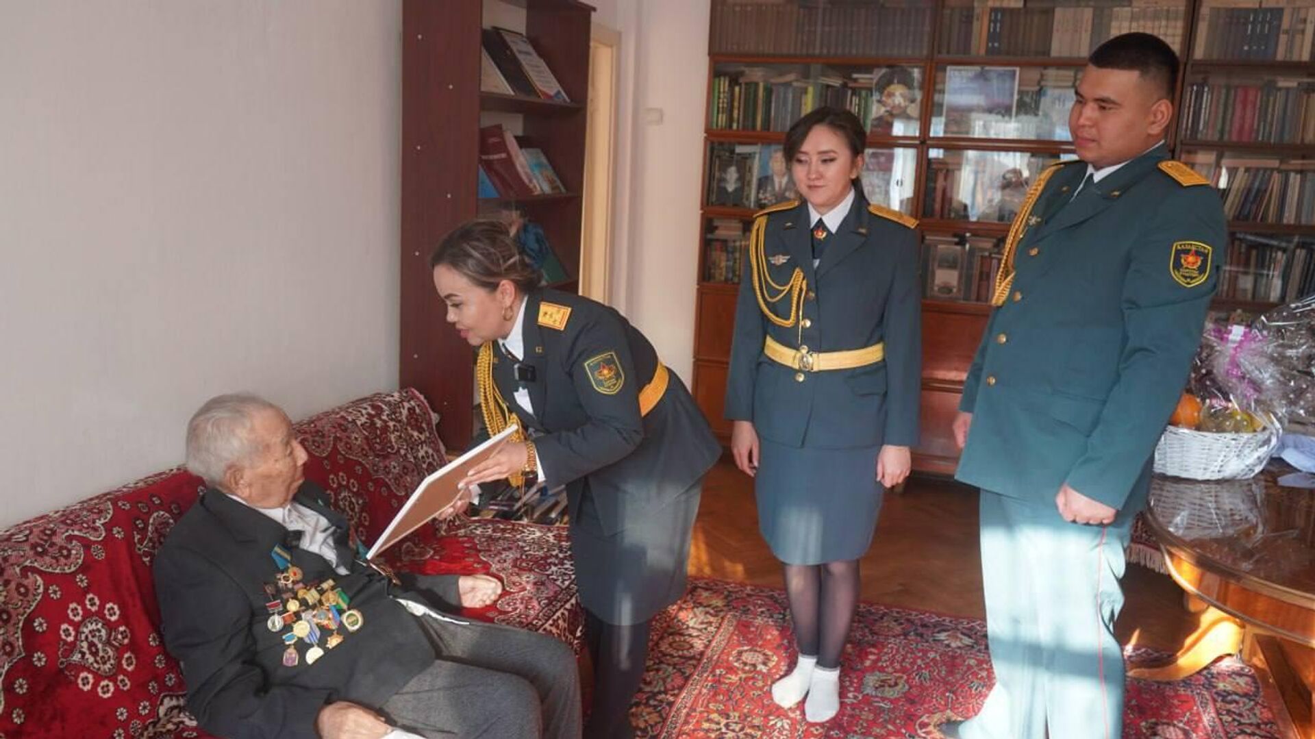 В Алматы военнослужащие поздравили фронтовика Зулхарная Сеитова с днем рождения - Sputnik Казахстан, 1920, 27.12.2025
