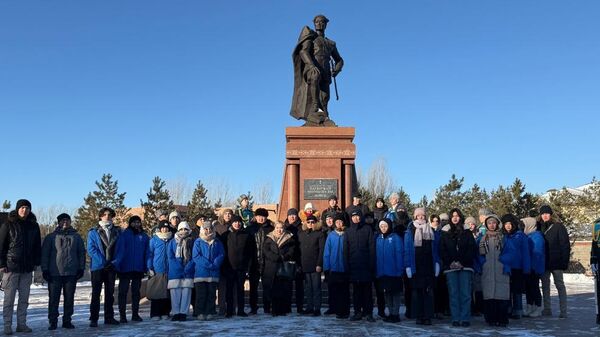 Молодежь Астаны почтила память Бауыржана Момышулы  - Sputnik Казахстан