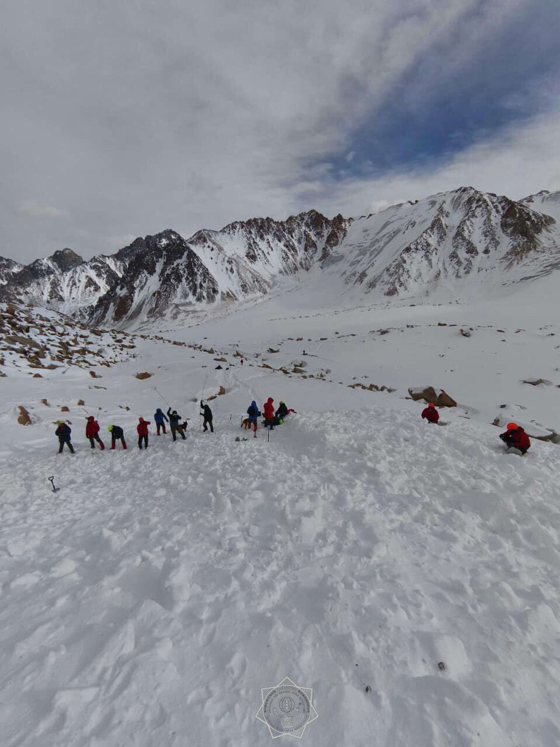 Поиск пропавших в горах Алматы вели сотрудники МЧС - Sputnik Казахстан, 1920, 27.12.2025
