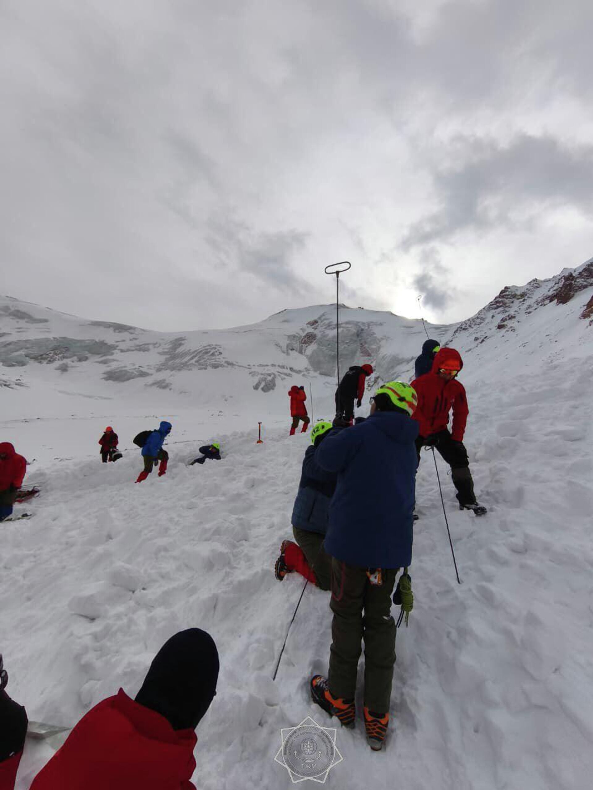 Поиск пропавших в горах Алматы вели сотрудники МЧС - Sputnik Казахстан, 1920, 27.12.2025
