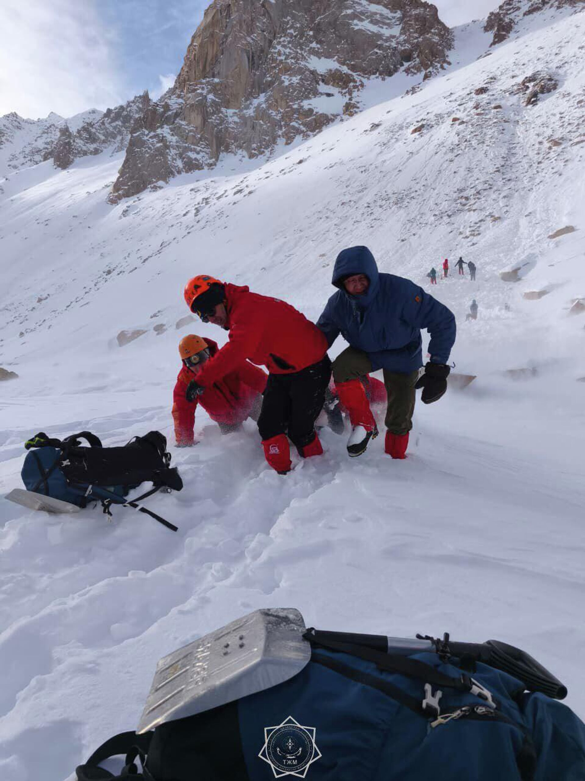 Поиск пропавших в горах Алматы вели сотрудники МЧС - Sputnik Қазақстан, 1920, 27.12.2025