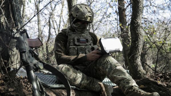 Российский военный разведчик в лесах Курской области - Sputnik Казахстан