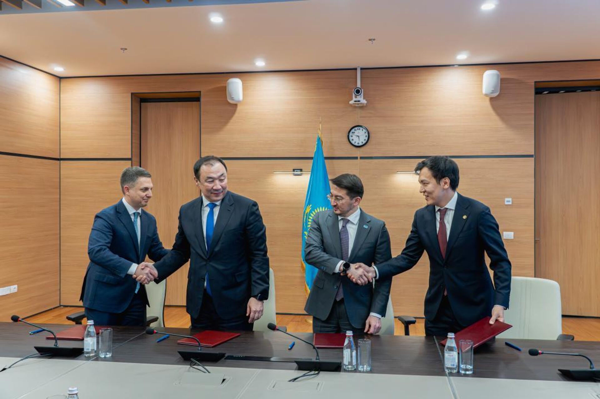 Меморандум подписали министр ИИ Жаслан Мадиев, министр транспорта Нурлан Сауранбаев, замакима Астаны Евгений Глотов и руководитель Yandex Qazaqstan Тимур Шалекенов - Sputnik Казахстан, 1920, 29.12.2025