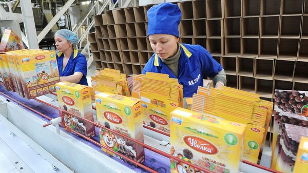 Упаковка сухих готовых завтраков на заводе в Челябинской области - Sputnik Казахстан
