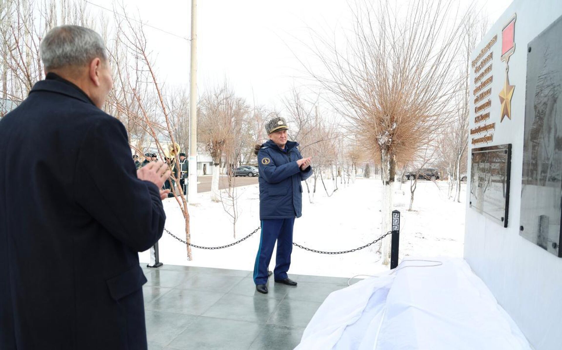 Министр обороны Казахстана Даурен Косанов открыл мемориальную доску в честь 115-летия Бауыржана Момышулы в Жамбылской области Министр обороны Казахстана Даурен Косанов открыл мемориальную доску в честь 115-летия Бауыржана Момышулы в Жамбылской области - Sputnik Казахстан, 1920, 29.12.2025