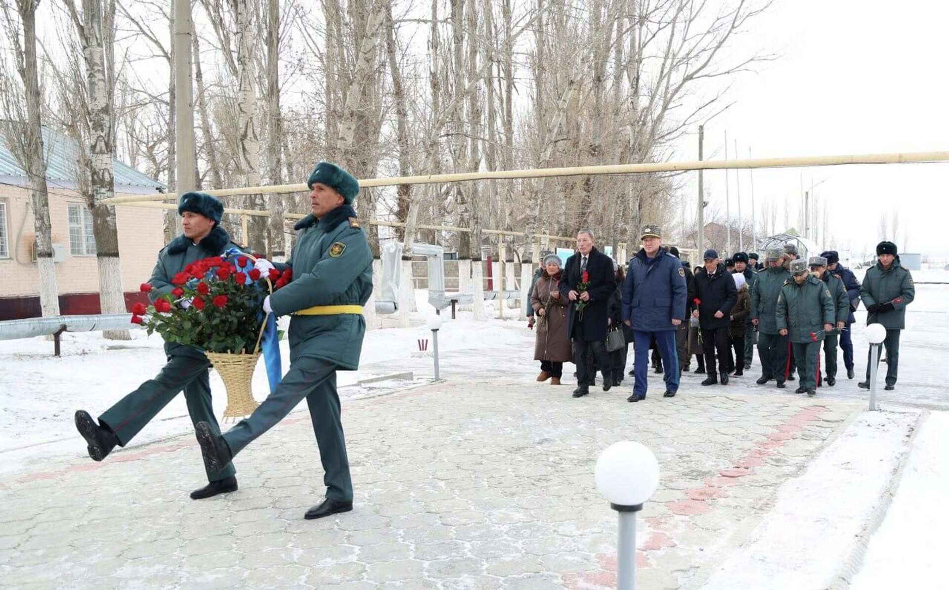 Министр обороны Казахстана Даурен Косанов открыл мемориальную доску в честь 115-летия Бауыржана Момышулы в Жамбылской области Министр обороны Казахстана Даурен Косанов открыл мемориальную доску в честь 115-летия Бауыржана Момышулы в Жамбылской области - Sputnik Казахстан, 1920, 29.12.2025