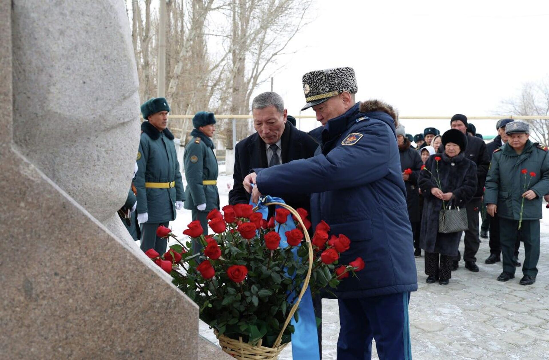 Министр обороны Казахстана Даурен Косанов открыл мемориальную доску в честь 115-летия Бауыржана Момышулы в Жамбылской области Министр обороны Казахстана Даурен Косанов открыл мемориальную доску в честь 115-летия Бауыржана Момышулы в Жамбылской области - Sputnik Казахстан, 1920, 29.12.2025