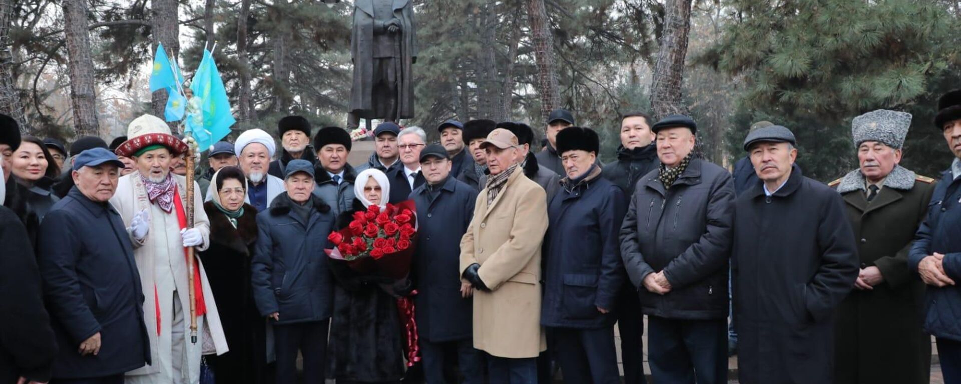 В Алматы возложили цветы к памятнику Халық Қаһарманы Бауыржана Момышулы - Sputnik Казахстан, 1920, 29.12.2025