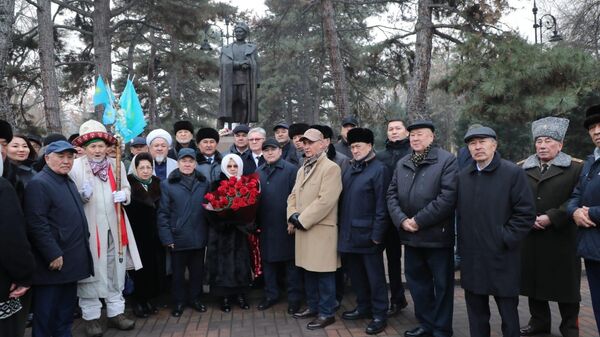 В Алматы возложили цветы к памятнику Халық Қаһарманы Бауыржана Момышулы - Sputnik Казахстан