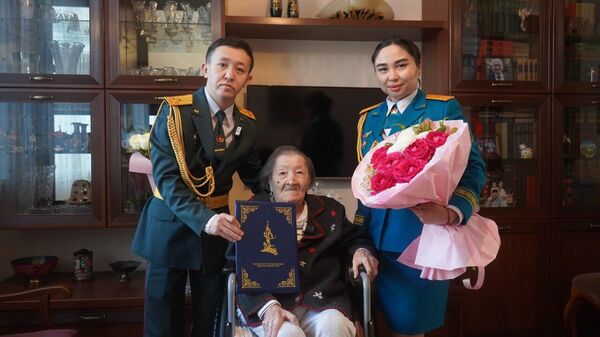 В Алматы военнослужащие поздравили ветерана ВОВ Дарбалу Жабатаеву с днем рождения - Sputnik Казахстан