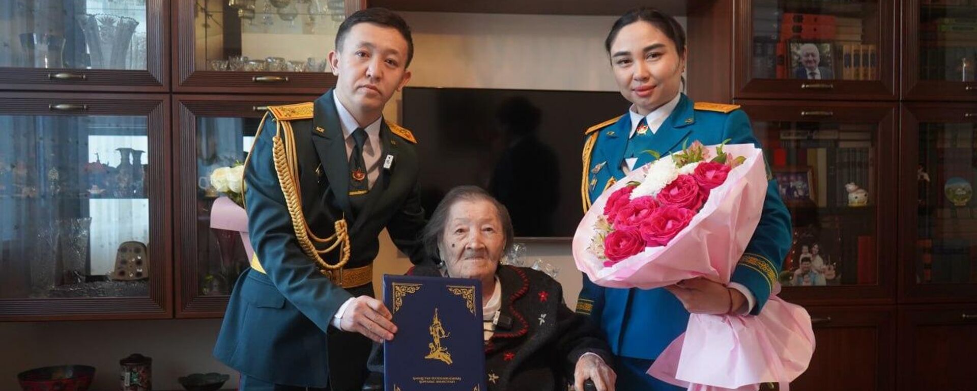 В Алматы военнослужащие поздравили ветерана ВОВ Дарбалу Жабатаеву с днем рождения - Sputnik Казахстан, 1920, 29.12.2025