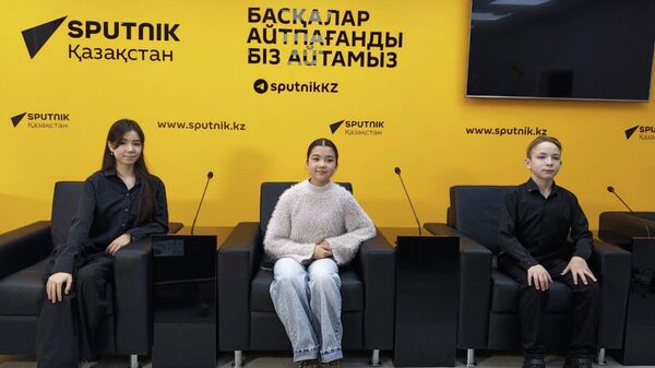 Призеры детских российских вокальных конкурсов Голос. Дети Жасмин Тузелова, Синяя птица Радмир Хайбуллин и Щелкунчик Гуляф Лебедева - Sputnik Казахстан