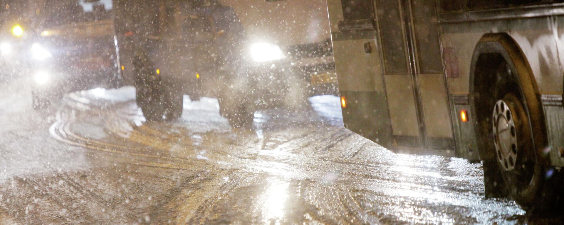 Снегопад и гололед - Sputnik Казахстан, 1920, 30.12.2025