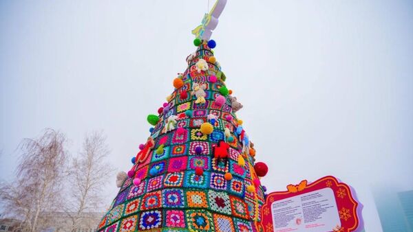 Астанада ұлттық нақышта безендірілген эко-шырша бой көтерді - Sputnik Қазақстан