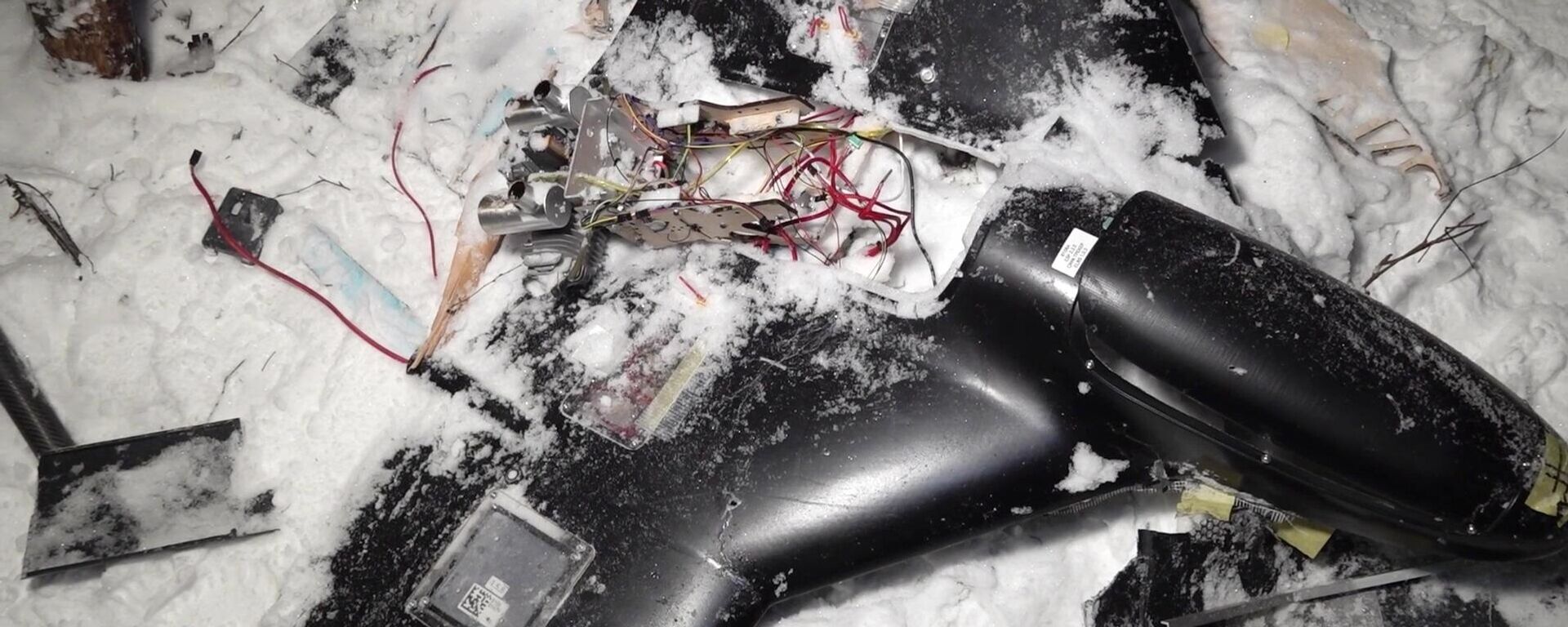 Обломки украинского БПЛА, атаковавшего резиденцию президента РФ в Новгородской области - Sputnik Казахстан, 1920, 01.01.2026