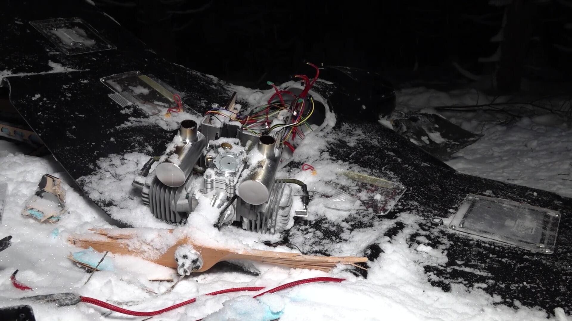 Обломки украинского БПЛА, атаковавшего резиденцию президента РФ в Новгородской области - Sputnik Казахстан, 1920, 01.01.2026