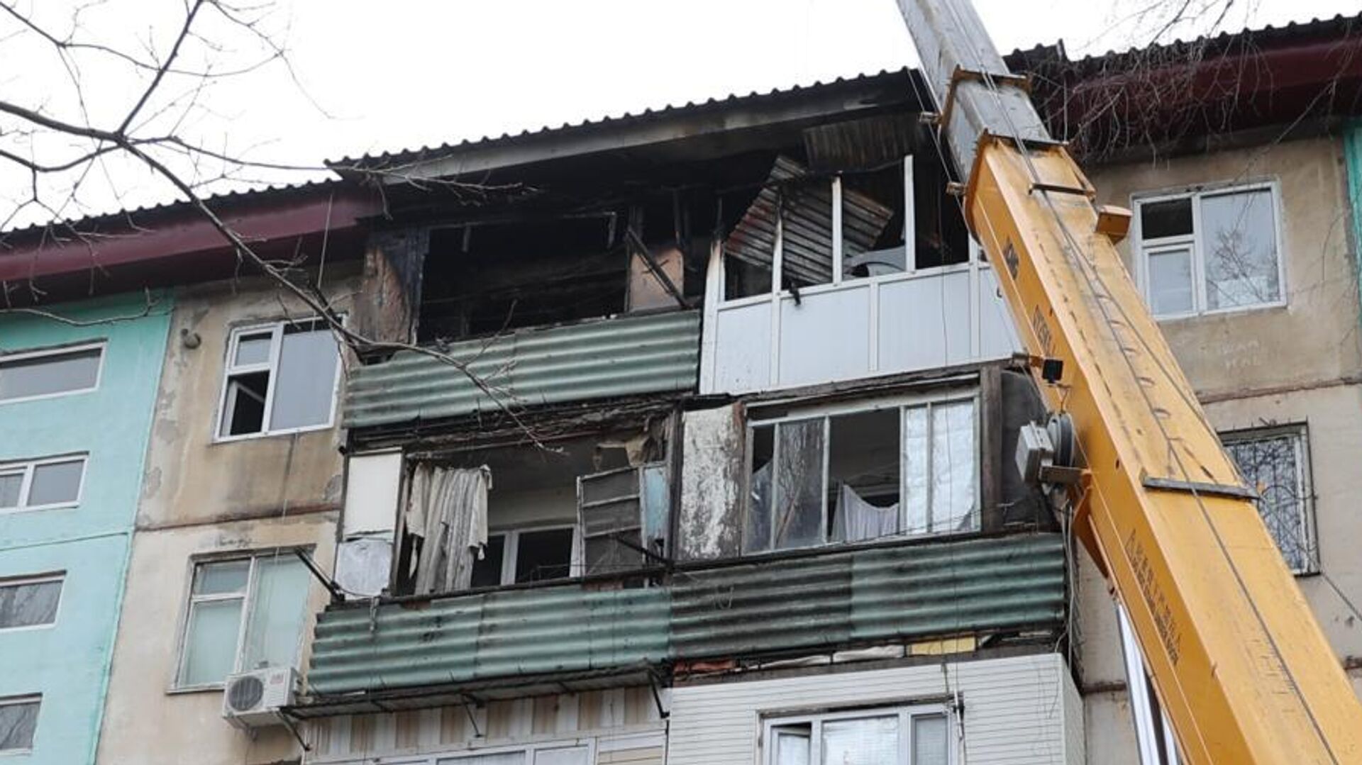 Аким Жамбылской области Ербол Карашукеев проверил работу по ликвидации последствий пожара в Таразе - Sputnik Казахстан, 1920, 01.01.2026