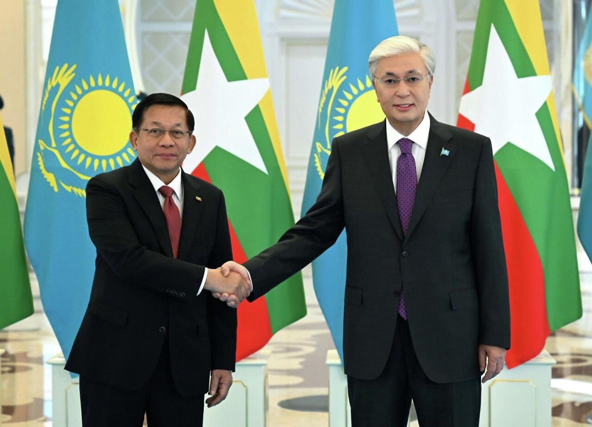 и.о. президента Мьянмы Мин Аун Хлайн и Касым-Жомарт Токаев - Sputnik Казахстан, 1920, 04.01.2026