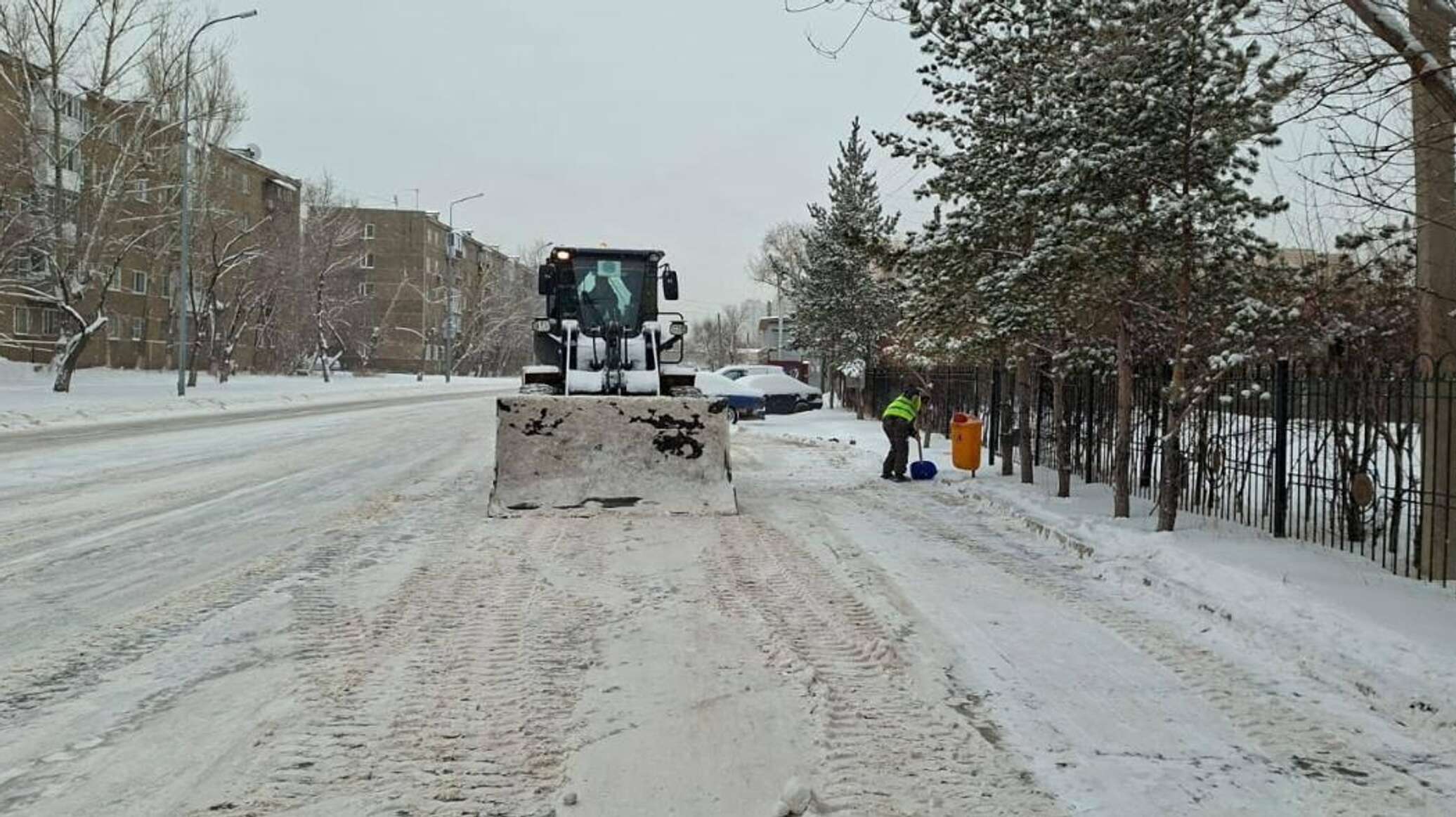 Более 3 тысяч рабочих и свыше 1600 единиц спецтехники убирают снег в Астане