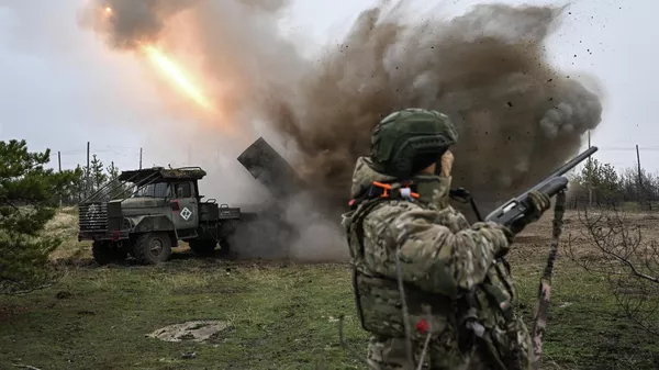 Боевая работа расчета РСЗО Град 83-го самоходного артполка на Краснолиманском направлении СВО - Sputnik Казахстан