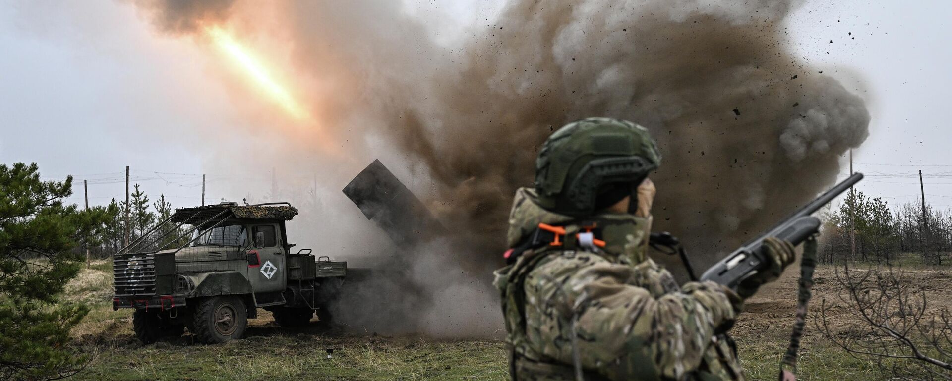 Боевая работа расчета РСЗО Град 83-го самоходного артполка на Краснолиманском направлении СВО - Sputnik Казахстан, 1920, 05.01.2026