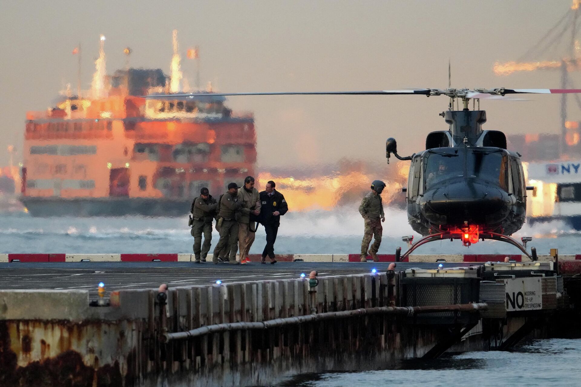 Президента Венесуэлы Николаса Мадура садят в вертолет для транспортировки в суд - Sputnik Казахстан, 1920, 05.01.2026