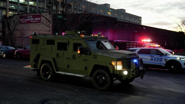 Автомобиль, предположительно перевозящий захваченного президента Венесуэлы Николаса Мадуро, направляется к зданию суда имени Дэниела Патрика в Манхэттене для первого слушания - Sputnik Казахстан