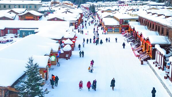 Туристтер Хэйлунцзян провинциясындағы ең танымал қысқы туризм бағыттарының бірі - Қытайдың "Қар қаласында" серуендеп жүр. - Sputnik Қазақстан