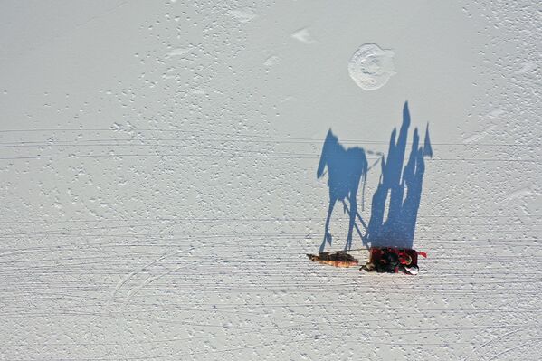 Дрон Түркияның Ардахан провинциясындағы мұз басқан Чылдыр көлі арқылы атты шанамен серуендеп жүрген туристерді түсіріп алды. - Sputnik Қазақстан