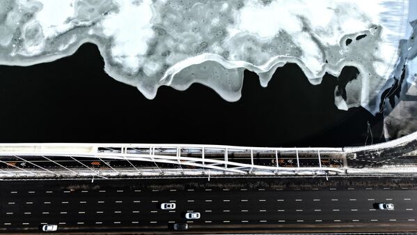 Қытайдың Ляонин провинциясының Шэньян қаласында қалың қар жауғаннан кейін бетіне жұқа мұз қатқан Хуньхэ өзенінің көрінісі. - Sputnik Қазақстан