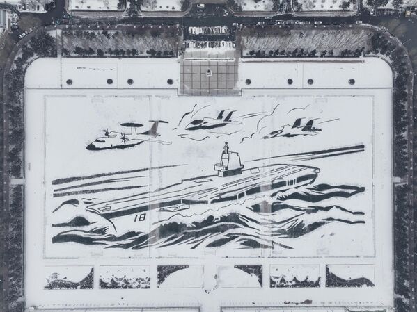 Қытайдың Харбин инженерлік университетінің қар басқан спорт алаңындағы алып ұшақ тасығыш кеменің көрінісі. - Sputnik Қазақстан