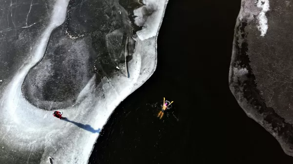 Қытайдың Ляонин провинциясындағы Шэньян қаласында түсірілген бұл әуеден түсірілген көріністе қысқы жүзгіш өзеннің мұзды суларында қатты суыққа төтеп беріп жатыр. - Sputnik Қазақстан