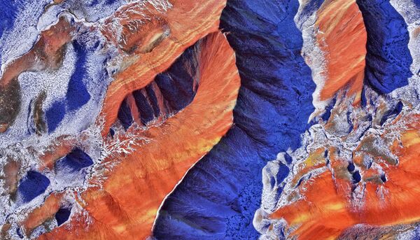 Қытайдың Ганьсу провинциясындағы Чжанье қаласындағы қар басқан Цицай Данся көрікті аймағының көрінісі. - Sputnik Қазақстан