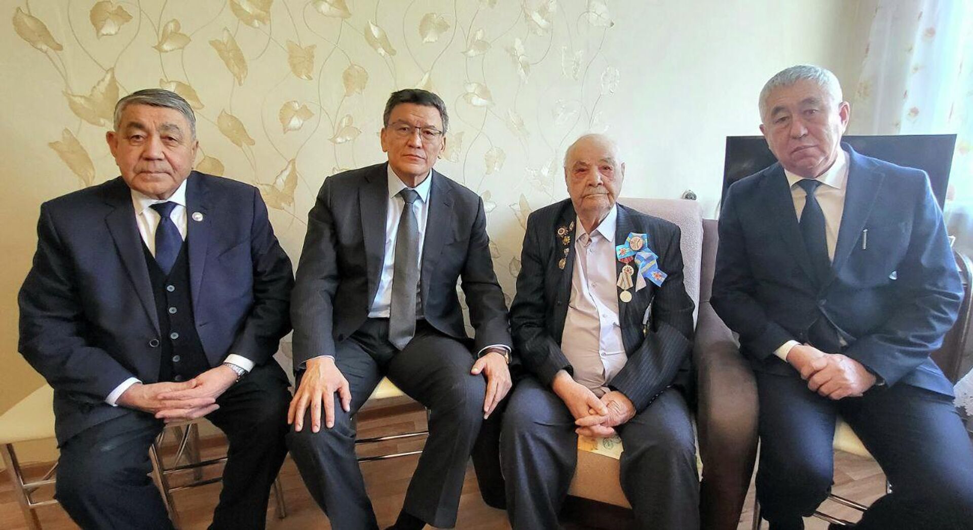 Аким СКО Гауез Нурмухамбетов навестил ветерана войны Федора Щеглова, архивное фото - Sputnik Казахстан, 1920, 06.01.2026