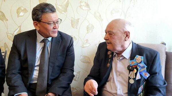 Аким СКО Гауез Нурмухамбетов навестил ветерана войны Федора Щеглова, архивное фото - Sputnik Казахстан