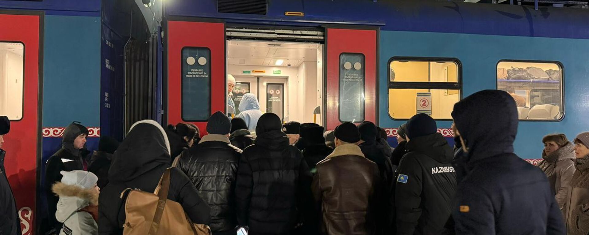 Застрявших из-за непогоды казахстанцев перевезут поездами в Астану - Sputnik Казахстан, 1920, 06.01.2026