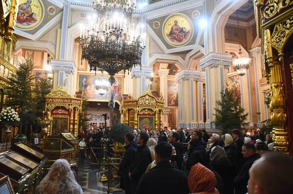 Собор торжественно убран ветвями ели и розами. Собор торжественно убран ветвями ели и розами. - Sputnik Казахстан