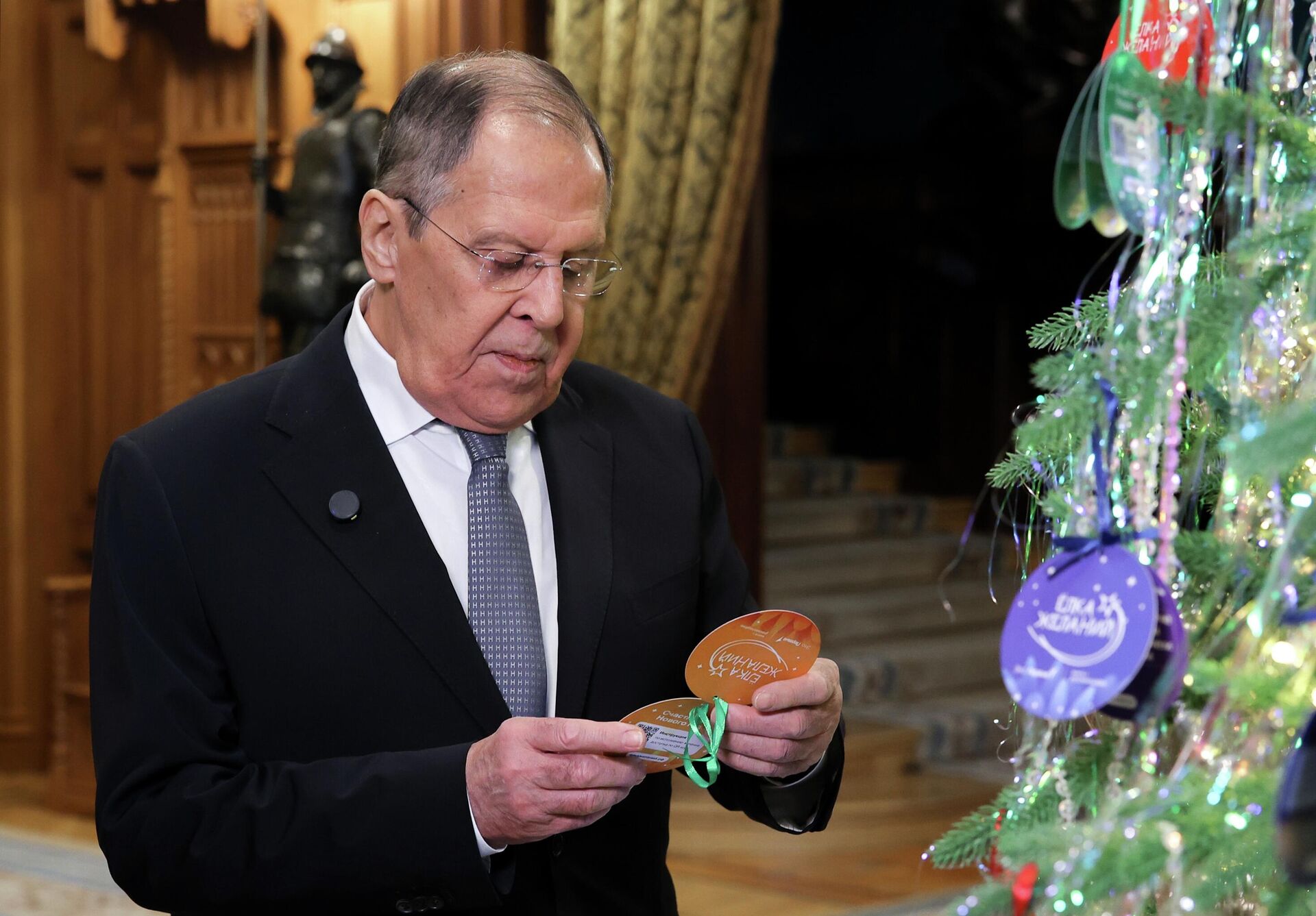 Министр иностранных дел РФ Сергей Лавров принимает участие во всероссийской благотворительной акции Елка желаний - Sputnik Казахстан, 1920, 07.01.2026