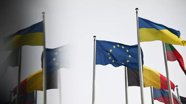 Флаг Украины и флаг с символикой Евросоюза  - Sputnik Қазақстан