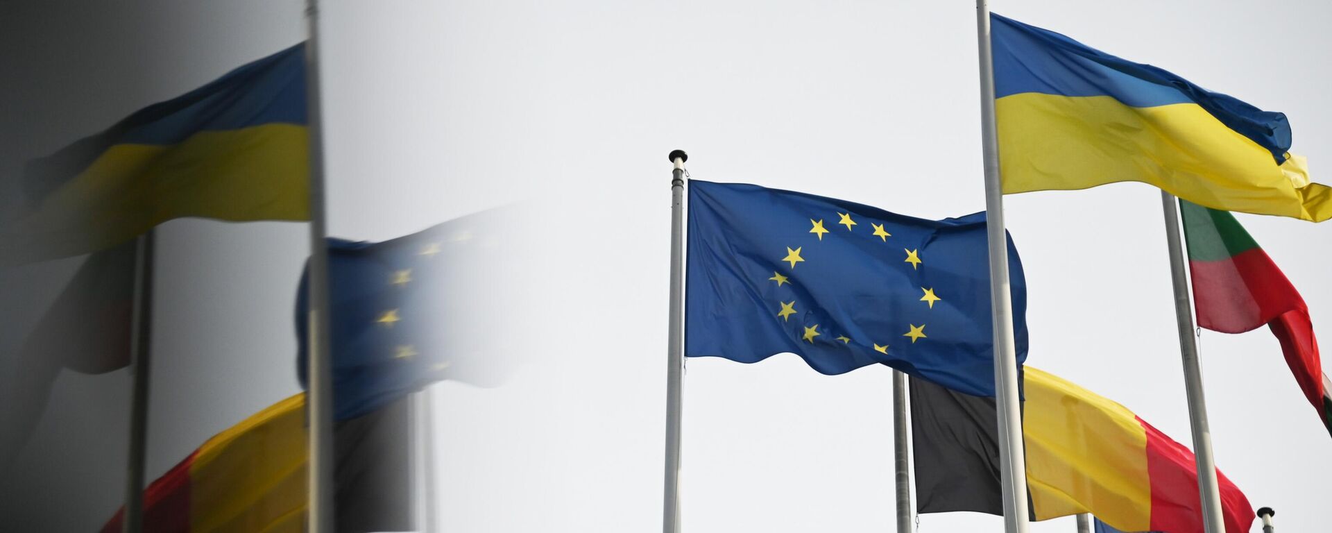 Флаг Украины и флаг с символикой Евросоюза  - Sputnik Қазақстан, 1920, 14.01.2026