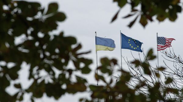 Флаги Украины, Европейского союза и Соединенных Штатов Америки - Sputnik Казахстан