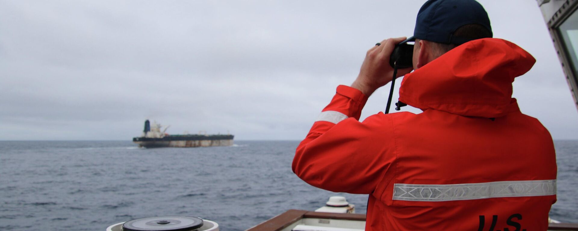 Танкер под российским флагом захватили американские военные в Северной Атлантике - Sputnik Казахстан, 1920, 07.01.2026