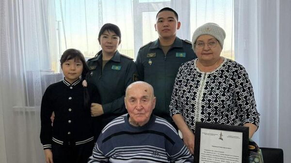 В Костанае военнослужащие поздравили фронтовика Павла Доценко с днем рождения - Sputnik Казахстан
