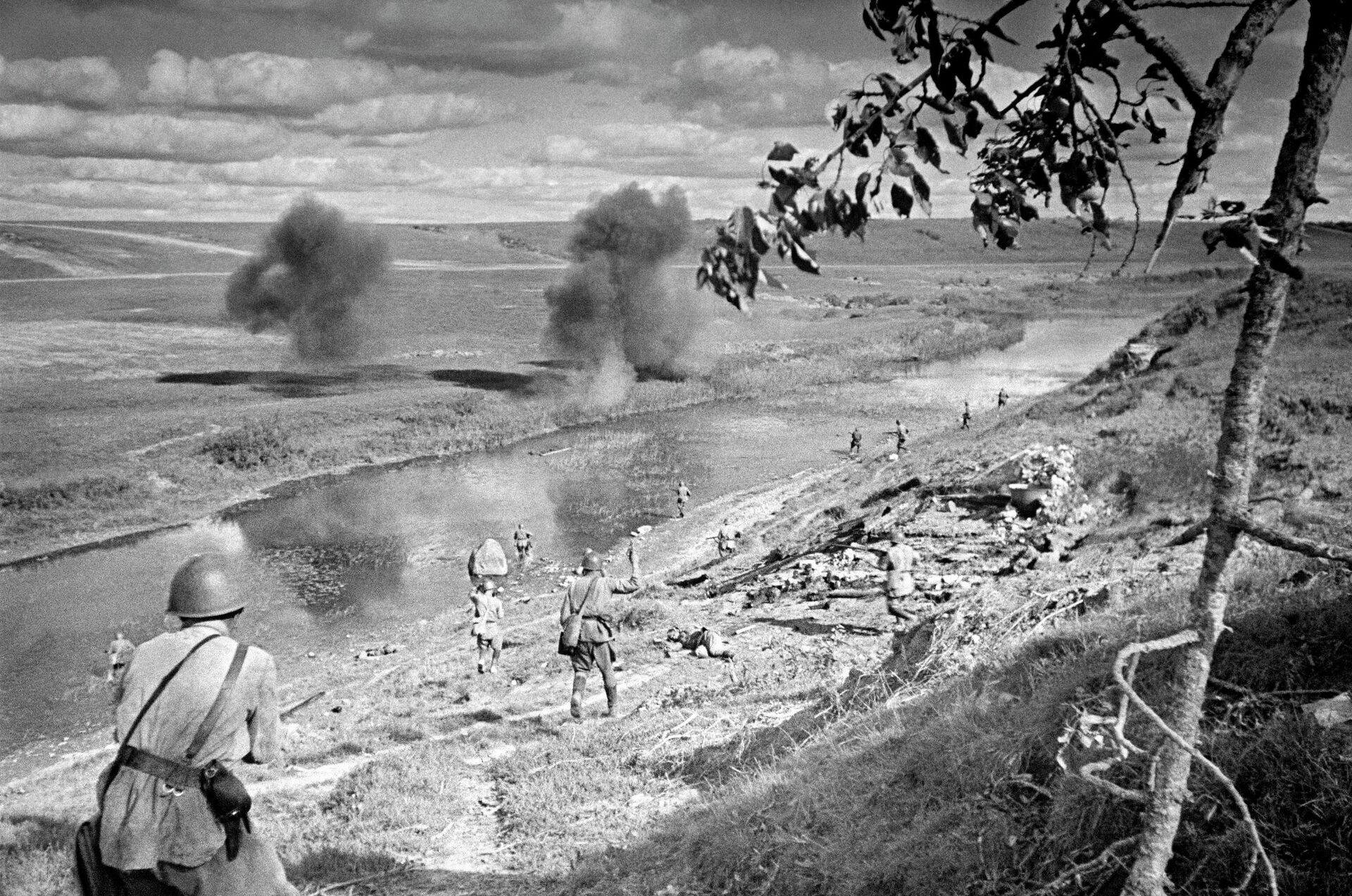 Переправа подразделения 375-й стрелковой дивизии под командованием генерал-майора Николая Соколова через водный рубеж под Ржевом - Sputnik Казахстан, 1920, 08.01.2026