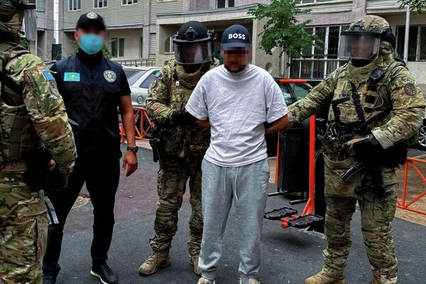 КНБ пресек деятельность преступных групп, кадры задержаний 2025 года  - Sputnik Казахстан