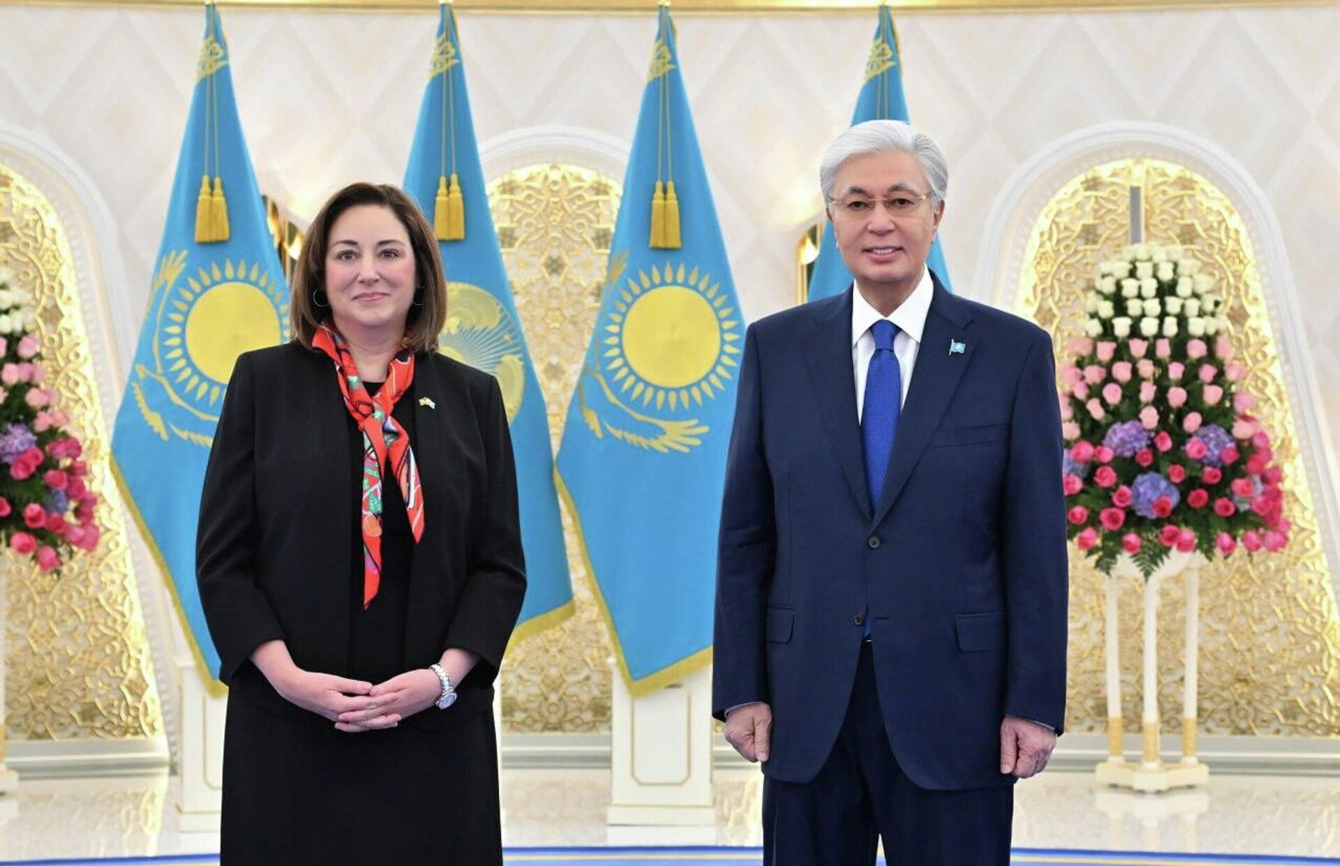 Посол США в Казахстане Джули Стаффт и Касым-Жомарт Токаев  - Sputnik Казахстан, 1920, 09.01.2026