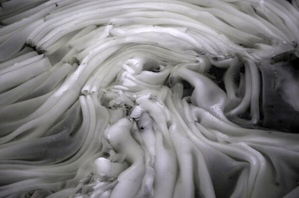 Pantone "Бұлтткғы биші" "жұмсақ түс, тазартылған емес, техникалық емес, табиғи ақ түс" деп түсіндіреді. - Sputnik Қазақстан