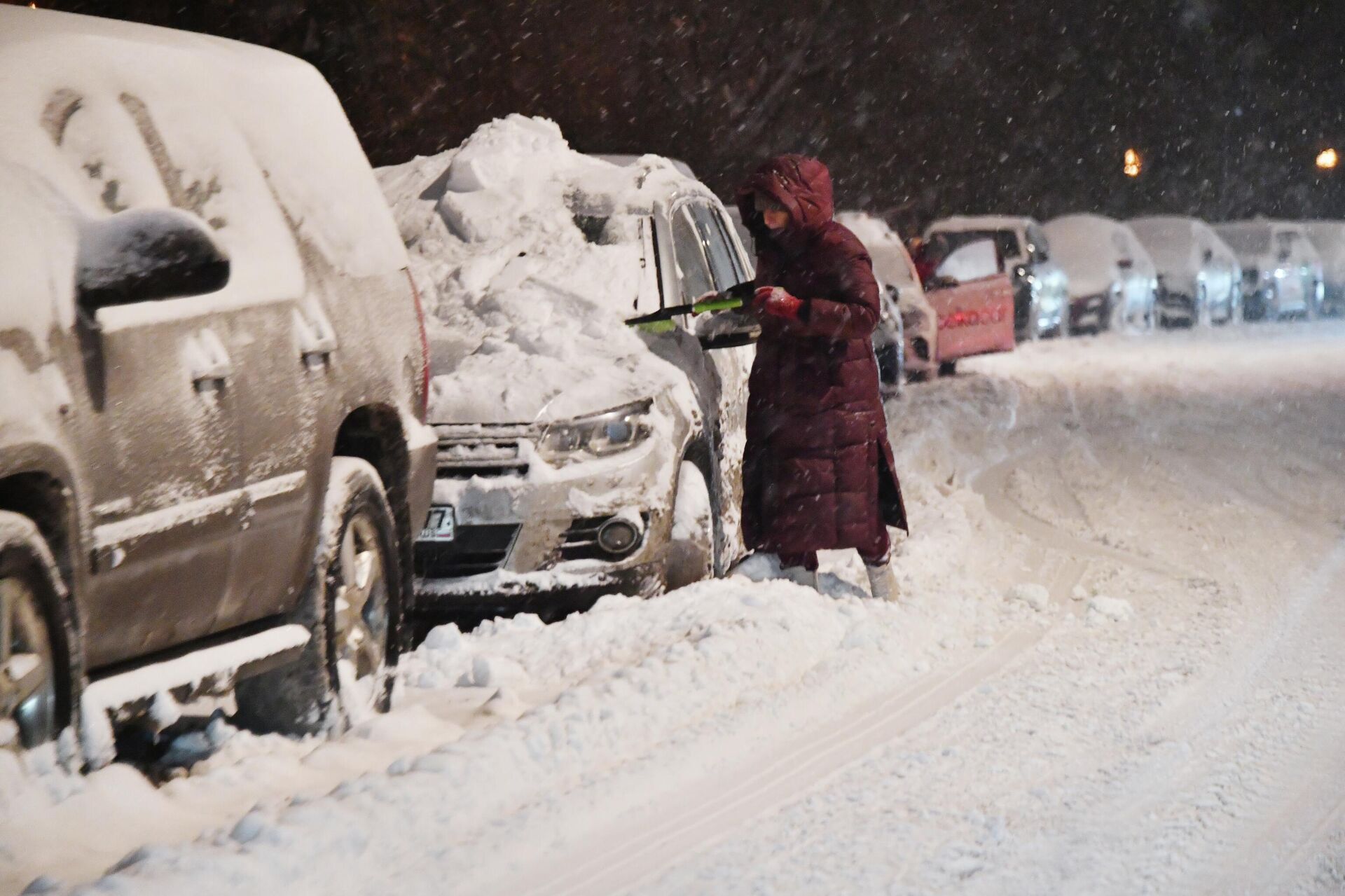 Девушка чистит свой автомобиль в Москве - Sputnik Казахстан, 1920, 10.01.2026