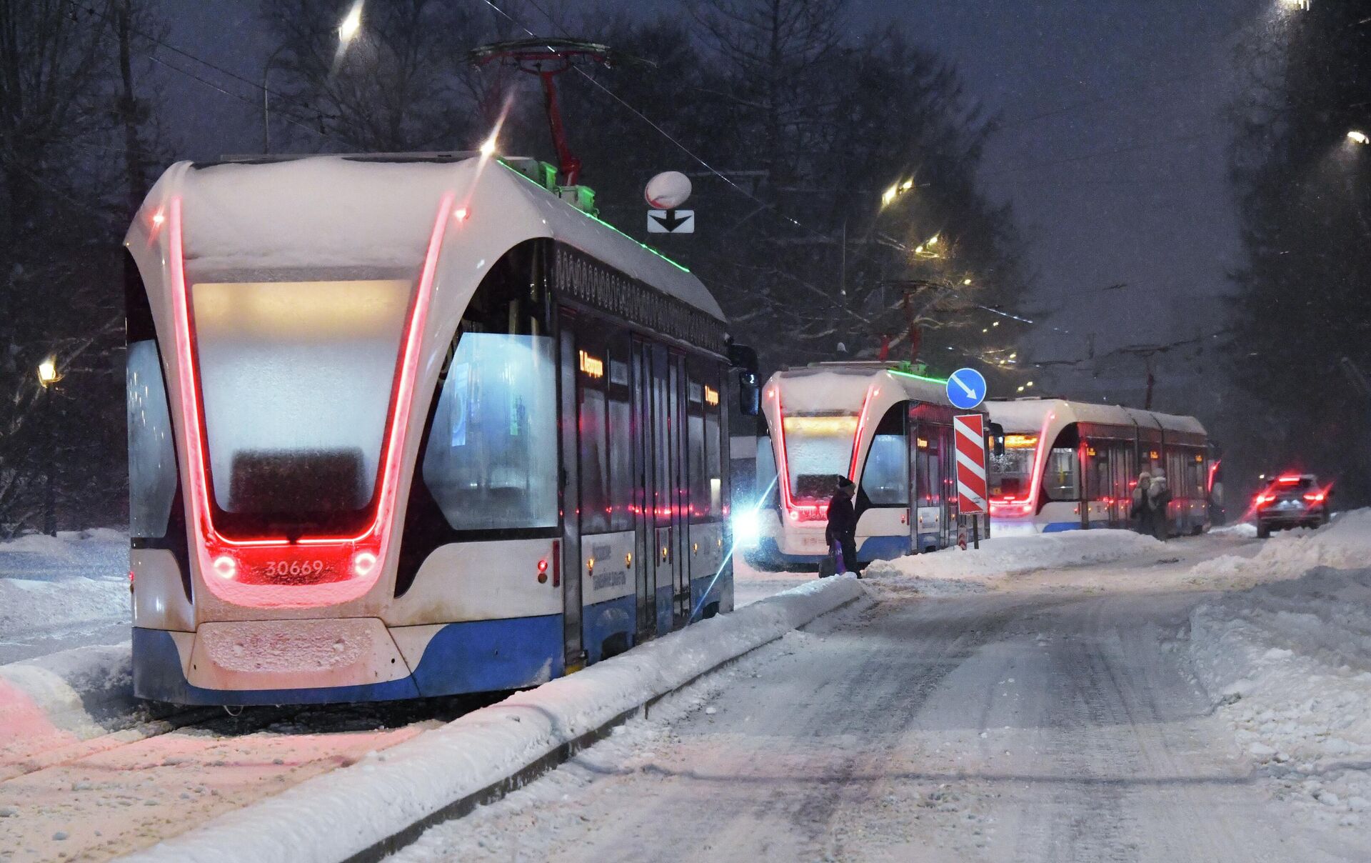 Трамваи во время снегопада в Москве - Sputnik Казахстан, 1920, 10.01.2026