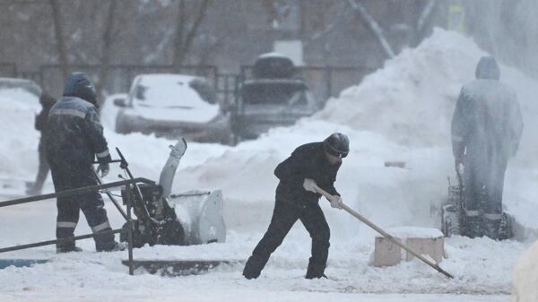 Сотрудники коммунальной службы убирает снег с трамвайных путей во время снегопада в Москве. - Sputnik Қазақстан